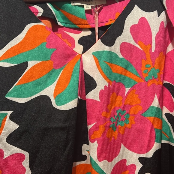 Gorgeous Entro floral blouse. NWT. Size XL. - Picture 9 of 10